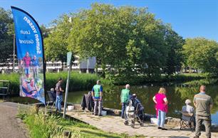 Bewoners van Zorglocatie Regina Pacis vissen met Arnhemse hengelaars