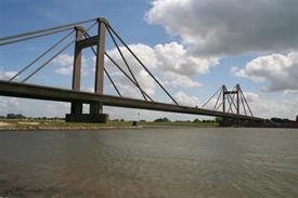 Brug N323 over de Waal