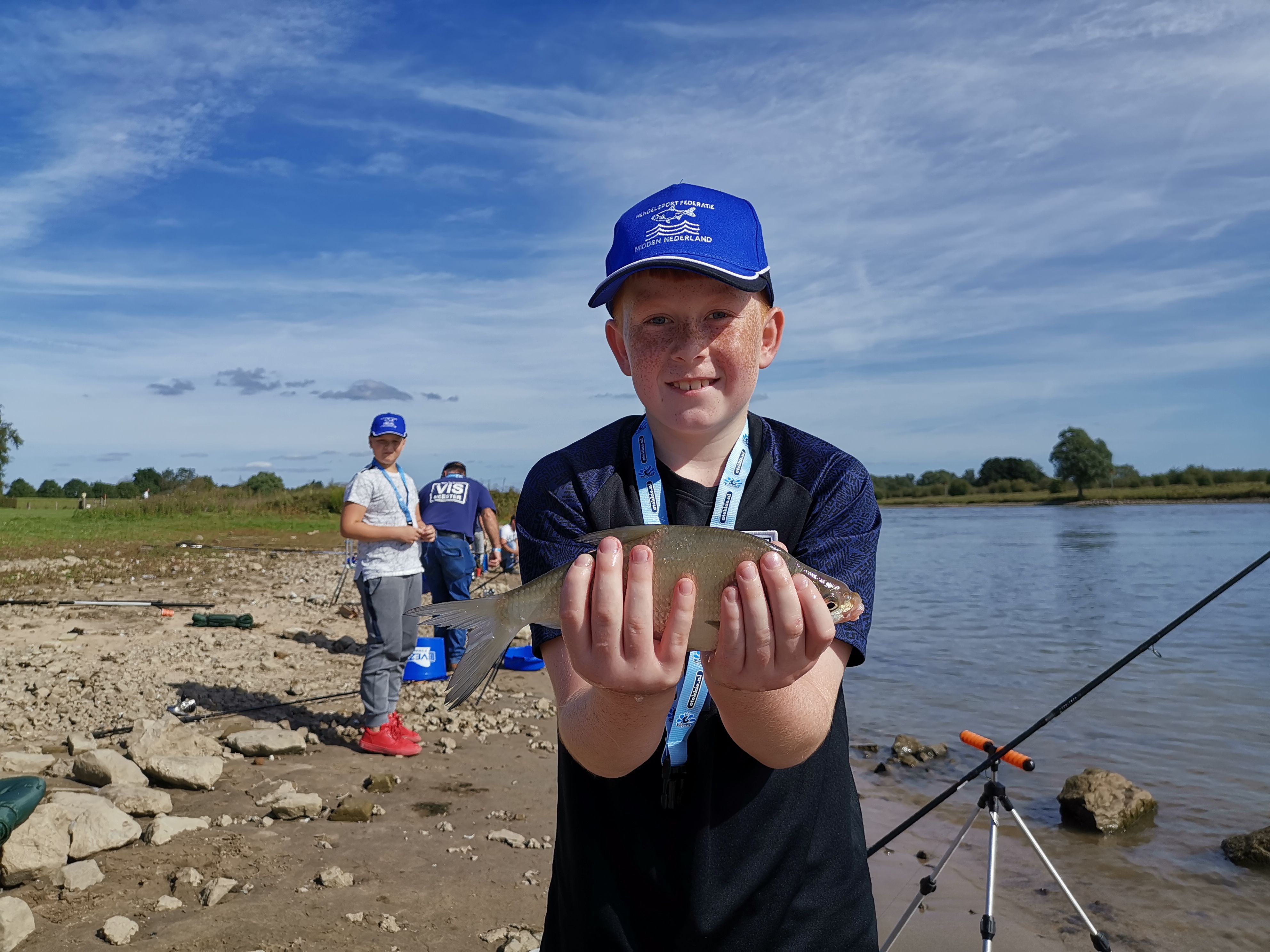 De jonge vissers vangen veel vis