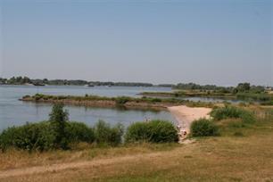 Kilometerslange dam in Waal bij Wamel