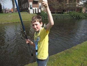 Schoolvissen bij de Groenlose Hengelsport Vereniging schot in de roos!