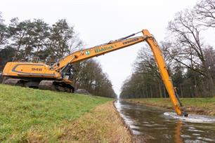 Start aanleg diepe gaten in beken, laagwater schuilplaatsen voor vis!