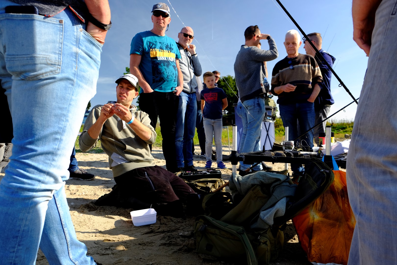 Tim Janssen geeft live-demonstraties langs de waterkant