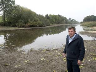 Vissen langs A348 bij Rheden in gevaar door droogte